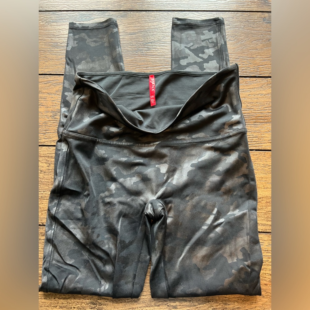 SPANX 20185 Faux Leather Camo Leggings in Matte Black Camo L